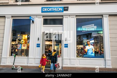 Lione Francia , 2 gennaio 2020 : Decathlon store formato città vista esterna a Lione Francia Foto Stock