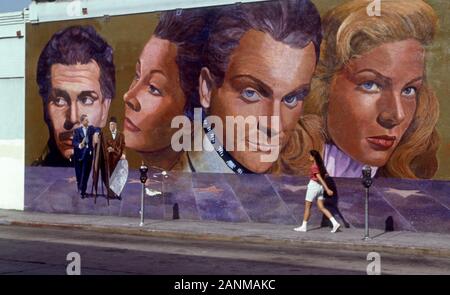 Murale intitolato "i muralisti" dipinto da Richard Wyatt raffigura le star del cinema di Hollywood, tra cui James Cagney, in una strada a Hollywood, California. Foto Stock