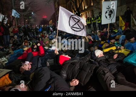 Varsavia, Polonia. Xvii gen, 2020. Manifestanti giacciono a terra fingendo la loro morte come il simbolo della catastrofe climatica durante la dimostrazione."L'ultima palla' sotto questo slogan centinaia di alunni e studenti hanno preso parte a una marcia organizzata da Strajk dla Ziemi (sciopero di massa in Polonia) - che fa parte delle proteste globali contro il cambiamento climatico. I dimostranti chiedono un'azione dai politici in materia di riscaldamento globale, aria e terra inquinamento, anche sul finanziamento energia sporca dal governo. Credito: SOPA Immagini limitata/Alamy Live News Foto Stock