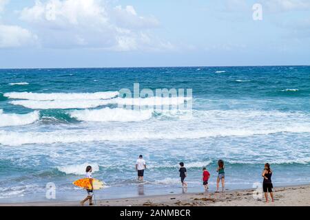 Boca Raton Florida, Palm Beach County, spiagge pubbliche, Atlantic Ocean Water Surfer, beachcomber, visitatori viaggio di viaggio turistico turismo Landm Foto Stock