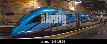 397003 British Rail Class 397 Civity UEM da CAF, in TPE,TransPennine Express livrea, di notte,stazione di Edinburgh Waverley, Scotland Regno Unito Foto Stock