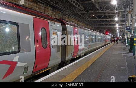 Franchising CrossCountry treno alla piattaforma alla stazione di Edinburgh Waverley di notte, Scotland, Regno Unito - Classe 220 Voyager Foto Stock
