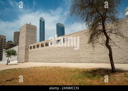 Nella città di Abu Dhabi c'è di più per vedere non solo la Grande Moschea. Il Qasr Al Hosn è un buon esempio per un altro spettacolo impressionante nella città. Foto Stock