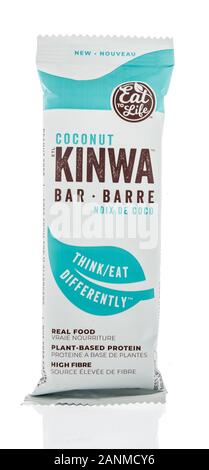 Winneconne, WI - 24 Dicembre 2019 : un pacchetto di mangiare alla vita Kinwa bar snack vegano isolato su un background Foto Stock