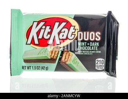 Winneconne, WI - 24 Dicembre 2019 : un pacchetto di KitKat duos menta e cioccolato fondente candy bar snack isolato su un background Foto Stock