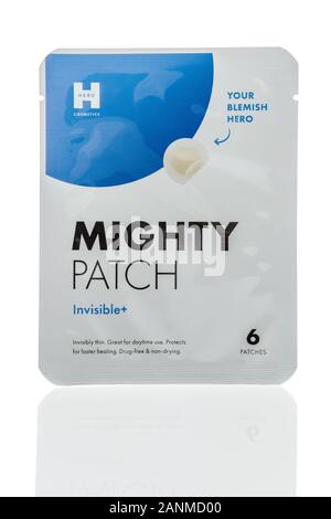 Winneconne, WI - 24 Dicembre 2019 : un pacchetto di eroe cosmetici mighty patch su un sfondo isolato Foto Stock