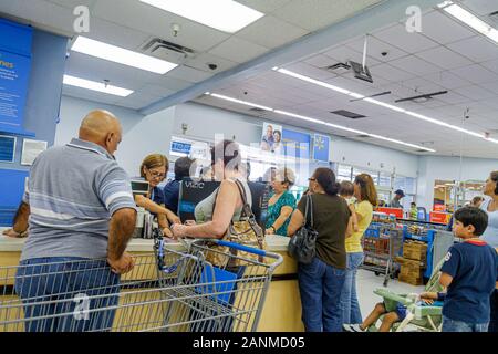 Miami Florida,Walmart Big-Box,shopping shopper shopping shopper negozi mercati di mercato di mercato di vendita, negozi al dettaglio negozi business business business, c Foto Stock