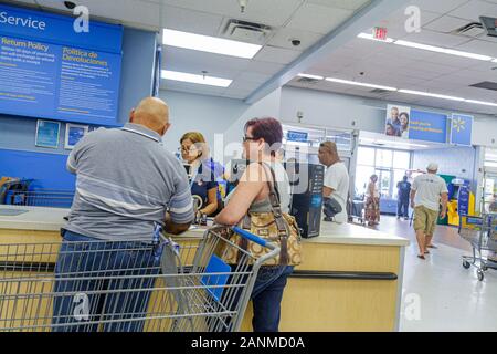 Miami Florida,Walmart Big-Box,shopping shopper shopping shopper negozi mercati di mercato di mercato di vendita, negozi al dettaglio negozi business business business, c Foto Stock