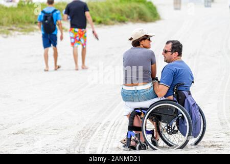 Miami Beach Florida, spiaggia pubblica, sedia a rotelle, disabili esigenze speciali, uomo uomini maschio, donna donne, FL100831068 Foto Stock