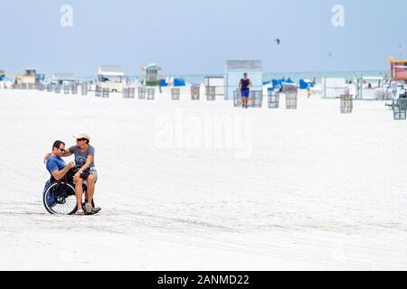 Miami Beach Florida, spiaggia pubblica, sedia a rotelle, disabili esigenze speciali, uomo uomini maschio, donna donne, FL100831067 Foto Stock