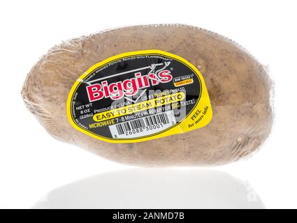 Winneconne, WI - 14 Gennaio 2019 : un pacchetto Biggins facile di patate a vapore su un sfondo isolato Foto Stock