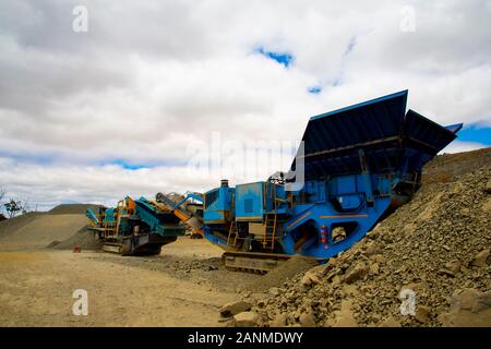 Mobile di frantoi macchina nel campo Foto Stock