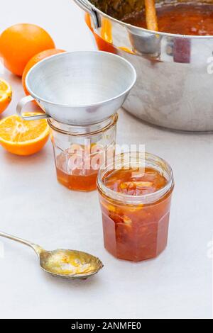 Il deposito di vasi di vetro con marmellate fatte in casa Foto Stock