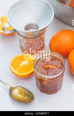 Il deposito di vasi di vetro con marmellate fatte in casa Foto Stock