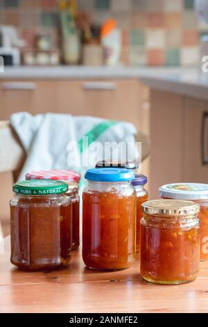 Marmellate fatte in casa vasi su un tavolo da cucina Foto Stock