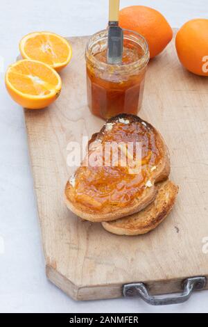 Marmellate fatte in casa su pane tostato Foto Stock