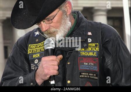 Olympia, Washington, Stati Uniti d'America. Xvii gen, 2020. Rick Halle, dalla pistola diritti di coalizione, conduce un rally denominato " Rally 4 Diritti di UR'' sul Campidoglio passi in Olympia, Washington il 17 gennaio, 2020. Credito: Karen Ducey/ZUMA filo/Alamy Live News Foto Stock