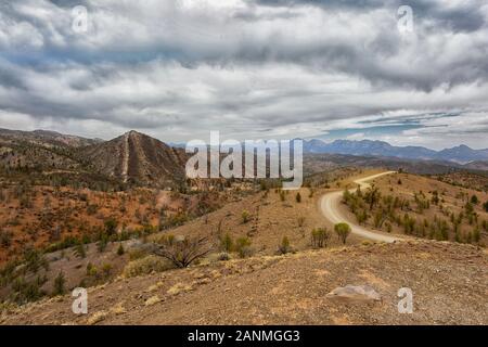 Avvolgimento su strada attraverso le gamme Ikara-Flinders National Park, visto dal Razorback Lookout, South Australia, Australia Foto Stock