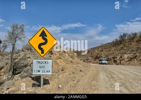 Cartello stradale di avvertimento di una discesa ripida e tortuosa strada attraverso le gamme Ikara-Flinders National Park, Sud Australia, Australia Foto Stock