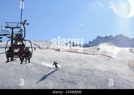 Seiser Alm, Italia. Xvii gen, 2020. Free ski slope style di Coppa del Mondo a Alpe di Siusi Alpe di Siusi, Italia Il 17 gennaio 2020, la seggiovia e gli sciatori .Foto: Pierre Teyssot/Espa-Images Credito: Cal Sport Media/Alamy Live News Foto Stock