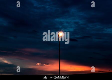 Via la luce che illumina la luce del tramonto. Foto Stock