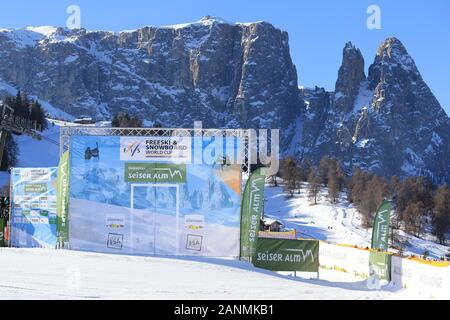 Seiser Alm, Italia. Xvii gen, 2020. Free ski slope style di Coppa del Mondo a Alpe di Siusi Alpe di Siusi, Italia Il 17 gennaio 2020, le montagne dello Sciliar .Foto: Pierre Teyssot/Espa-Images Credito: Cal Sport Media/Alamy Live News Foto Stock