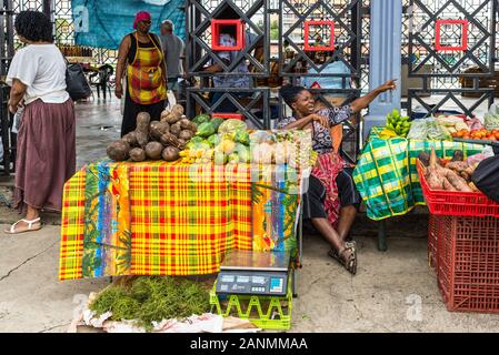 Pointe-à-Pitre, Guadalupa - Dicembre 14, 2018: Donna vende frutta e verdura fresca al mercato di Pointe-à-Pitre, Guadalupa, Francese Wes Foto Stock