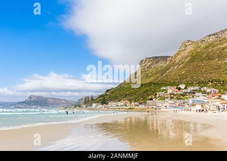 Muizenberg Beach, Sud Africa: Surfers Godetevi Le Onde A Muizenberg, Vicino A Città Del Capo (False Bay, Penisola Del Capo), Sud Africa. Il luogo principale per il surf Foto Stock