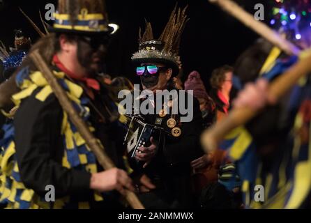 I membri del gancio Eagle Morris ballerini eseguono al di fuori del carro e i cavalli pub prima di dirigervi al Vaughan Millennium Apple Orchard per un 'Wassail' in Hartley Wintney, Hampshire. Foto Stock