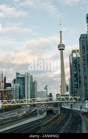 Vista serale da un alto edificio di Toronto il Distretto Finanziario di grattacieli Foto Stock