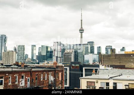 Vista serale da un alto edificio di Toronto il Distretto Finanziario di grattacieli Foto Stock