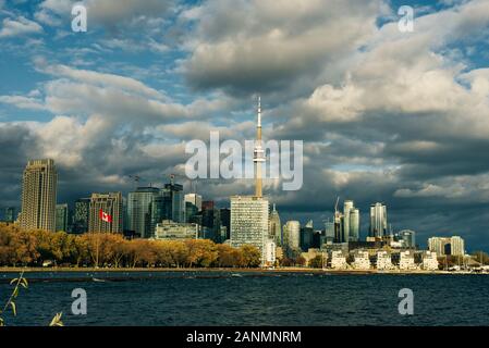 Vista serale da un alto edificio di Toronto il Distretto Finanziario di grattacieli Foto Stock