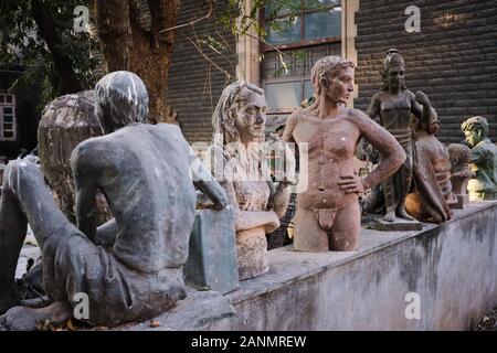 Sculture pratiche degli studenti nei terreni di Sir Jamsetjee Jeejebhoy School of Art (J.J. Scuola D'Arte), Dr. Dadabhai Naoroji Road, Mumbai, India Foto Stock