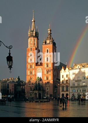 Rainbow su Maria Vergine Basilica alla piazza principale del mercato, Cracovia, in Polonia, in Europa Foto Stock