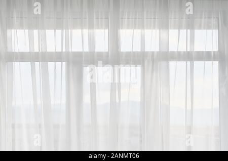 Tulle bianco sulla finestra. Progettazione di interni. Foto Stock