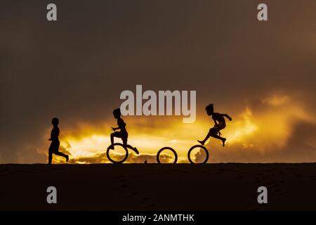 i bambini corrono e giocano sulle dune di sabbia del vietnam Foto Stock