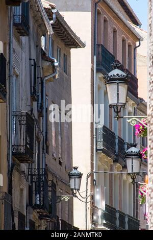 Ferro battuto balconi e lampade decorare una strada a Segovia, Spagna Foto Stock