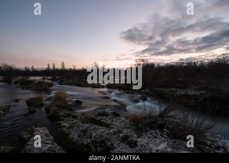 paesaggio fluviale in serata nella germania meridionale, sul fiume reno. Foto Stock