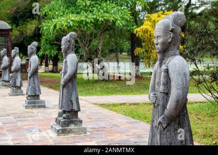 Sculture raffiguranti guerrieri della tomba imperiale di Minh Mang in tinta, Vietnam Foto Stock