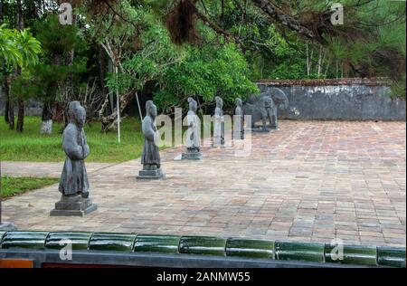 Sculture raffiguranti guerrieri della tomba imperiale di Minh Mang in tinta, Vietnam Foto Stock