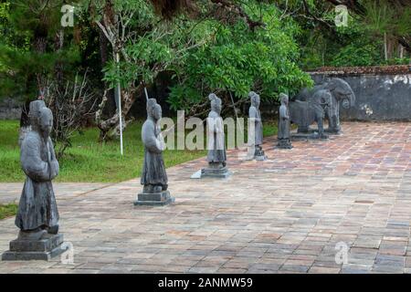 Sculture raffiguranti guerrieri della tomba imperiale di Minh Mang in tinta, Vietnam Foto Stock