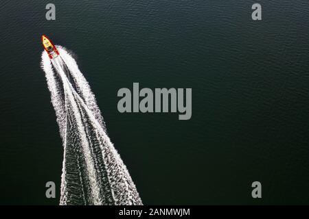 Vista dall'alto in basso sulla velocità di movimento del motoscafo di soccorso. Foto Stock