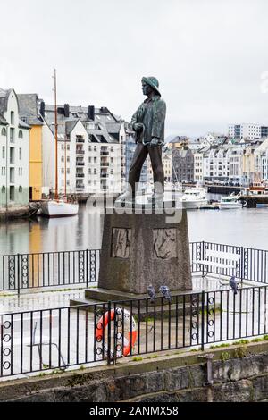 Una statua di pescatori accanto al lungomare di Alesund in Norvegia. Alesund è una città portuale sulla costa occidentale della Norvegia. Foto Stock