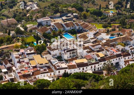 Vista panoramica, edilizia residenziale complesso residenziale con piscina, bianco villaggio di Mijas. Costa del Sol, provincia di Malaga, Andalusia meridionale. Spagna europa Foto Stock