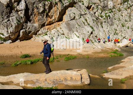 Escursionista facendo una passeggiata nella natura. Ambiente natura parco naturale di Ardales. Provincia di Malaga, Andalusia meridionale. Spagna europa Foto Stock