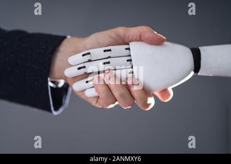 Close-up di commercianti si stringono la mano con il Robot Foto Stock