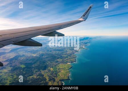Piano volando sul mare della Costa Cantabria, Mare Cantabrico. Nel nord della Spagna. Europa Foto Stock