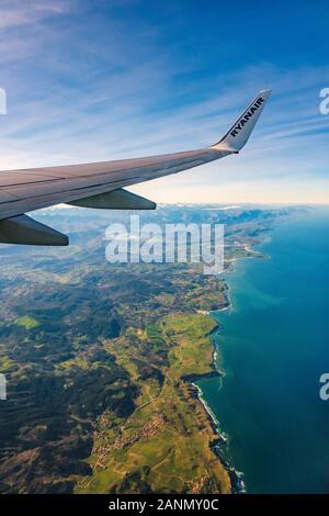 Piano volando sul mare della Costa Cantabria, Mare Cantabrico. Nel nord della Spagna. Europa Foto Stock