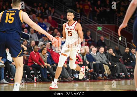 Southern California Trojans avanti Isaia Mobley (15) dribbling palla durante un NCAA college basketball gioco contro la California Golden Bears, giovedì gen. 16, 2020 a Los Angeles. Il Trojan sconfitto i fagioli, 88-56. (Foto di IOS/ESPA-immagini) Foto Stock