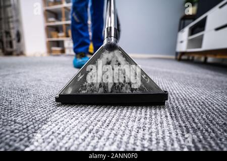 Close-up di un tappeto di pulizia con aspirapolvere Foto Stock